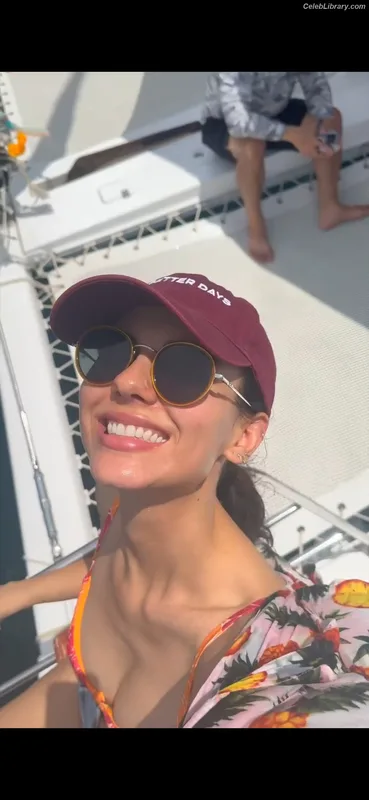 Victoria Justice photo 7 of 3442