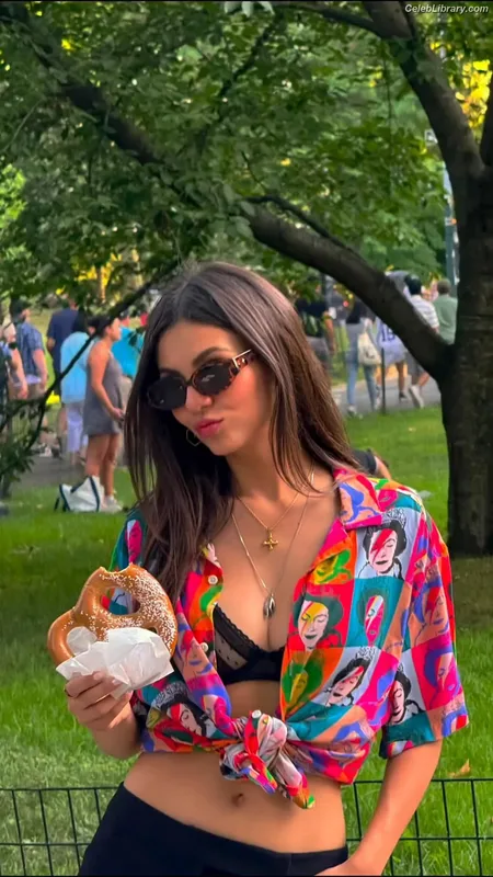 Victoria Justice photo 9 of 3442