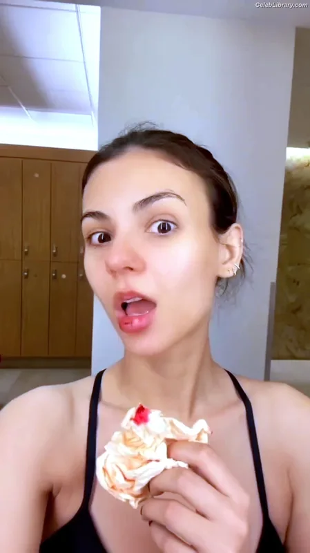 Victoria Justice photo 6 of 3442