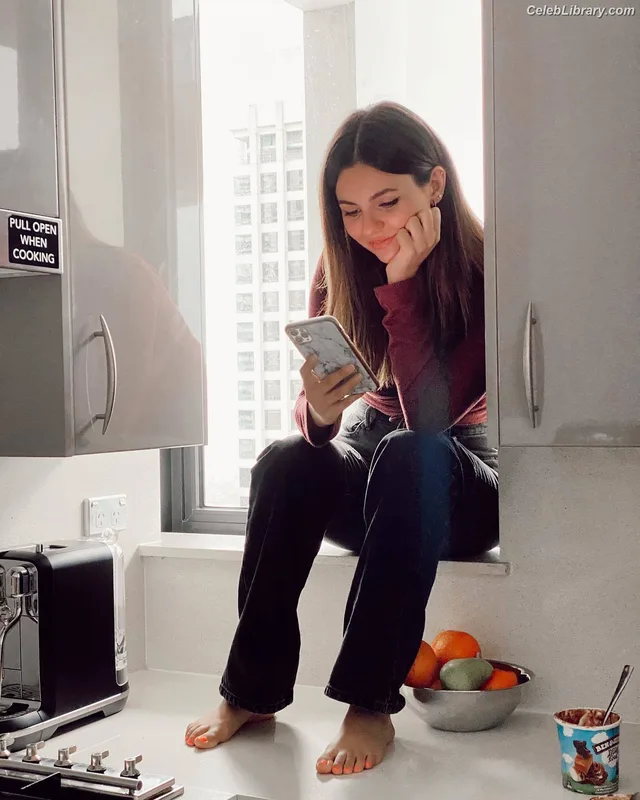 Victoria Justice photo 1 of 3442