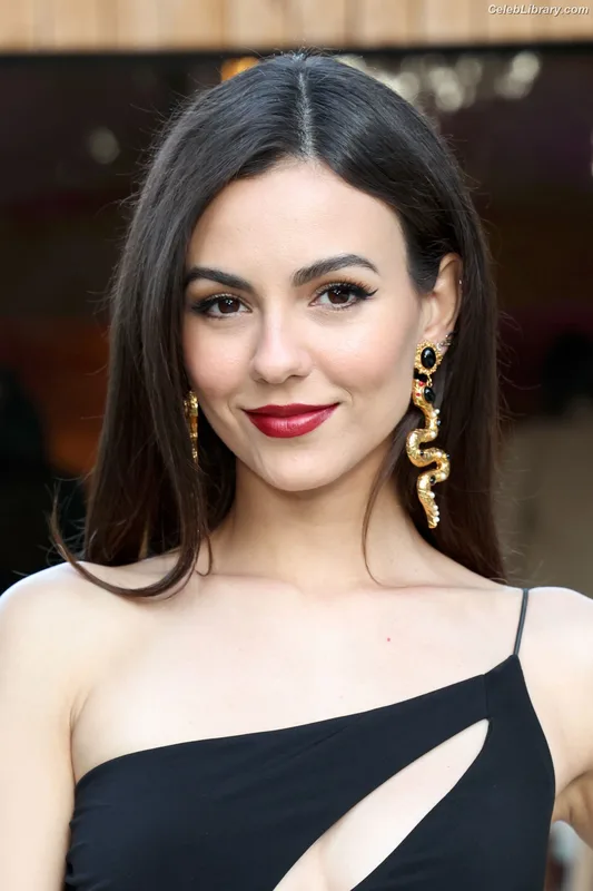 Victoria Justice photo 5 of 3442
