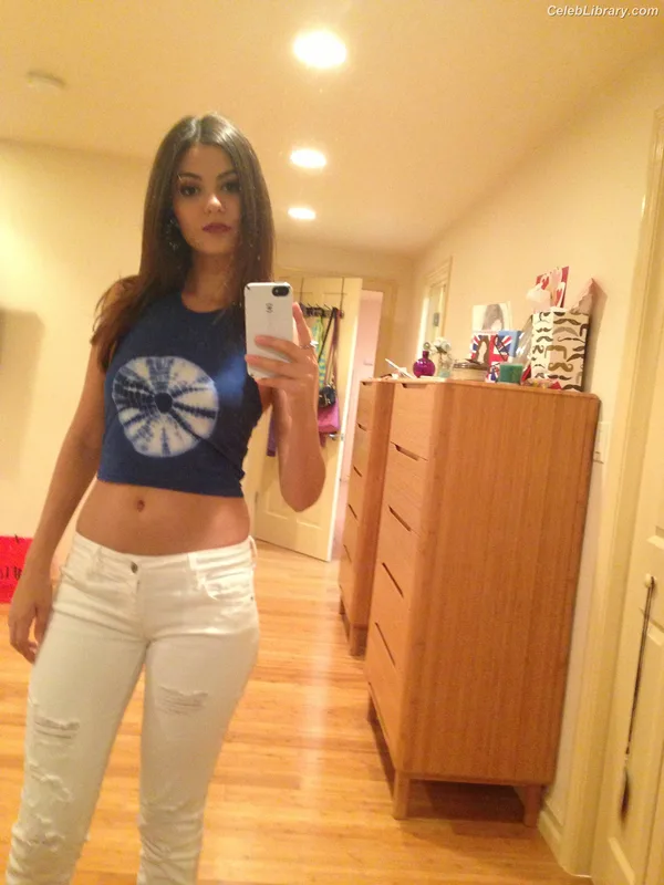 Victoria Justice photo 1 of 3442