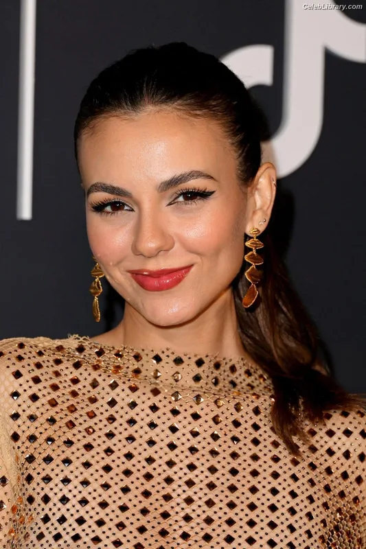 Victoria Justice photo 9 of 3442