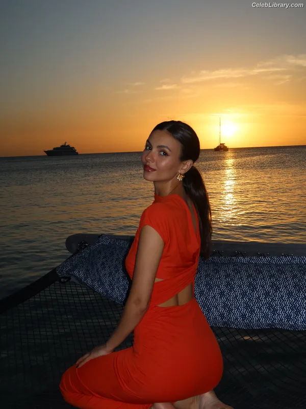 Victoria Justice photo 1 of 3442