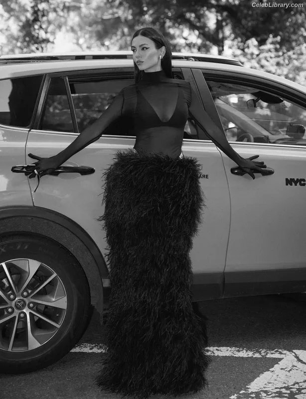 Victoria Justice photo 1 of 3442