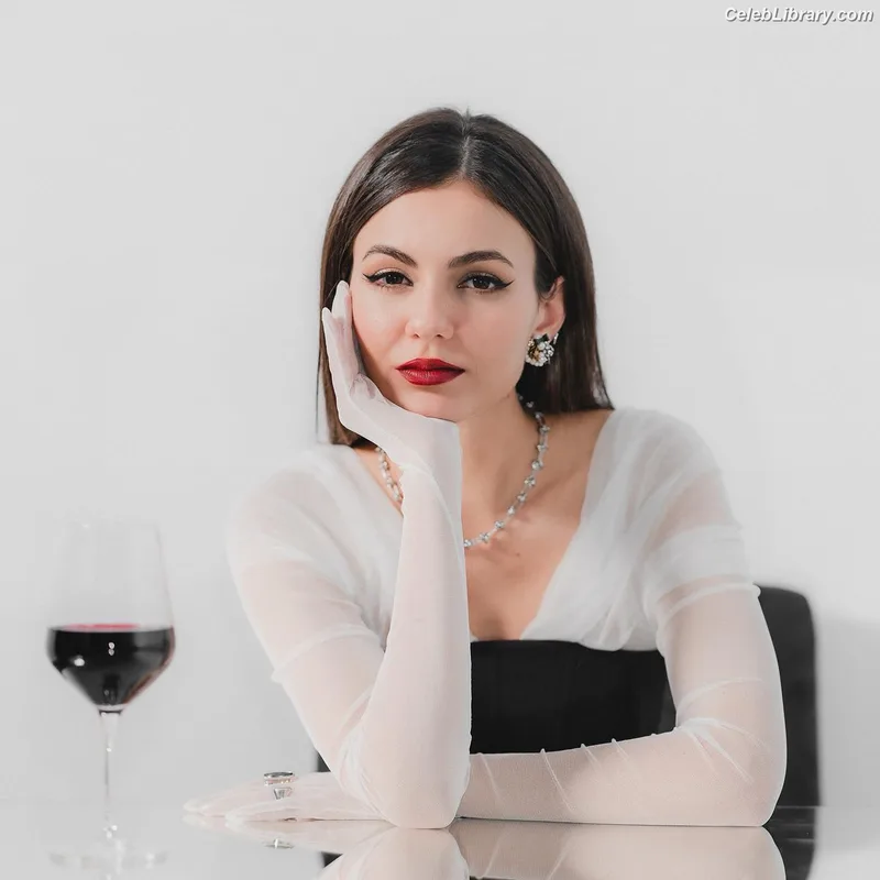 Victoria Justice photo 3 of 3442