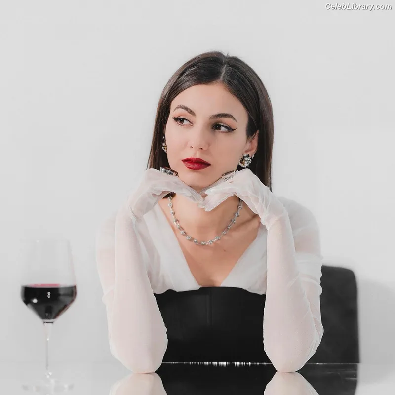 Victoria Justice photo 4 of 3442