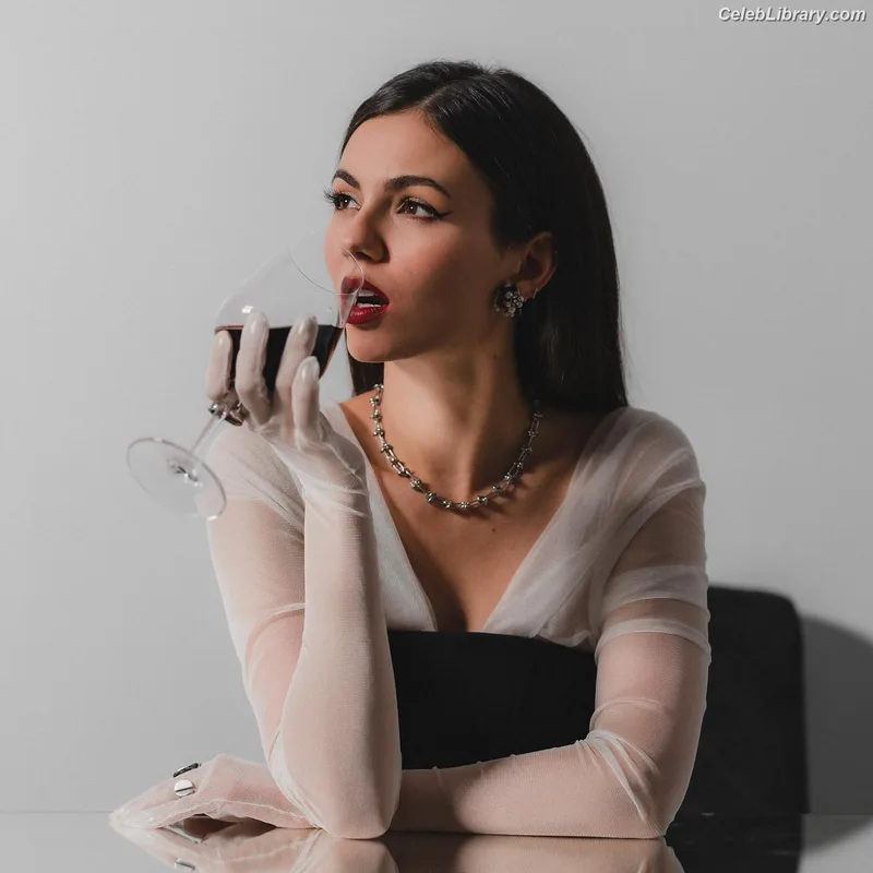 Victoria Justice photo 6 of 3442