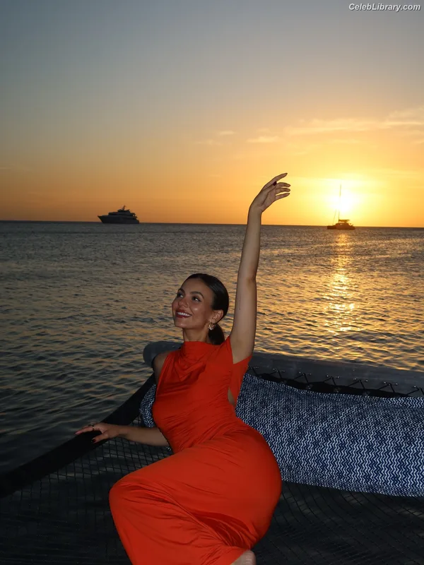 Victoria Justice photo 12 of 3442