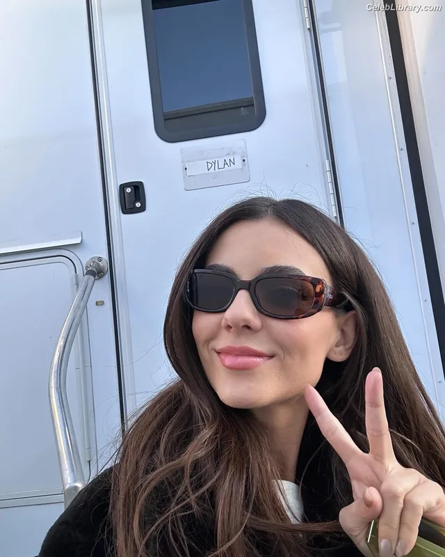 Victoria Justice photo 7 of 3442