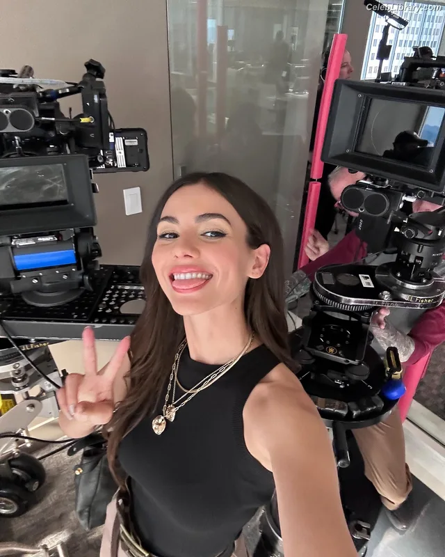 Victoria Justice photo 12 of 3442