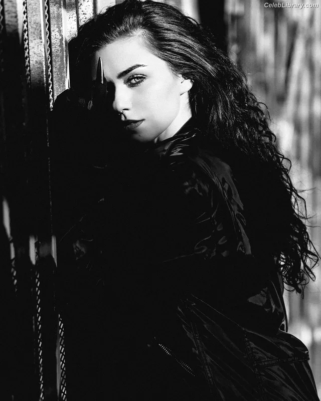 Victoria Konefal photo 6 of 24