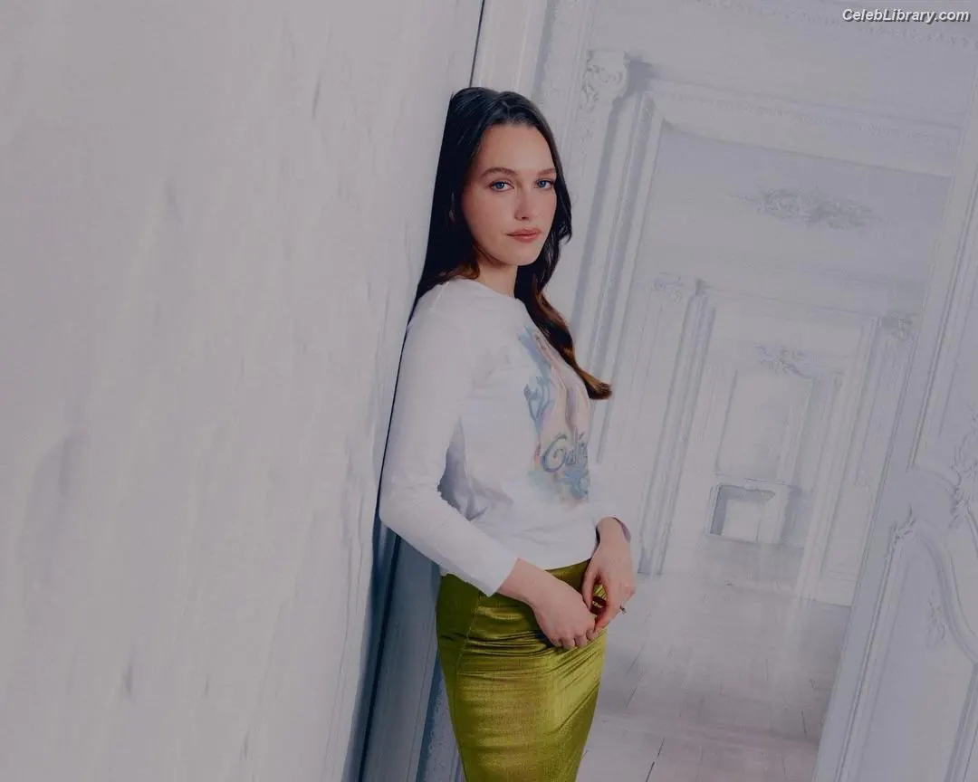 Victoria Pedretti photo 17 of 255