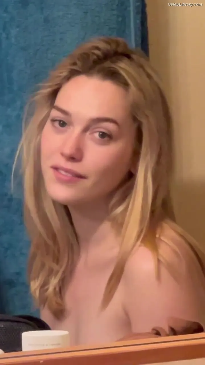 Victoria Pedretti photo 5 of 255