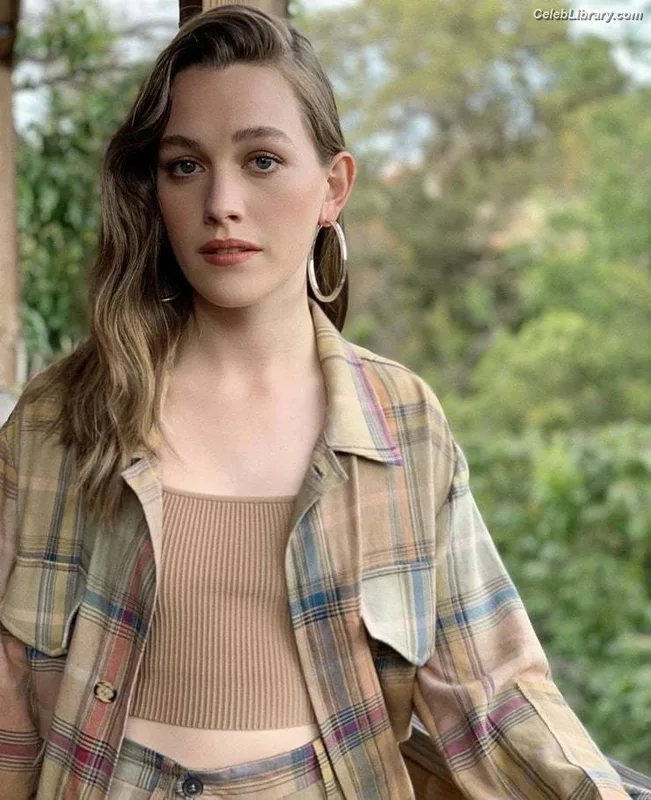Victoria Pedretti photo 2 of 254