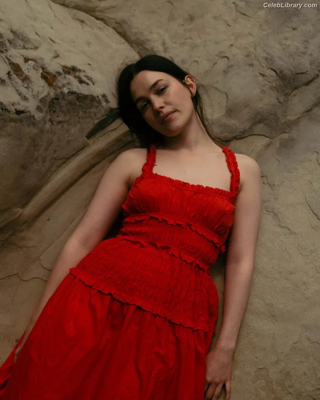 Victoria Pedretti photo 3 of 254