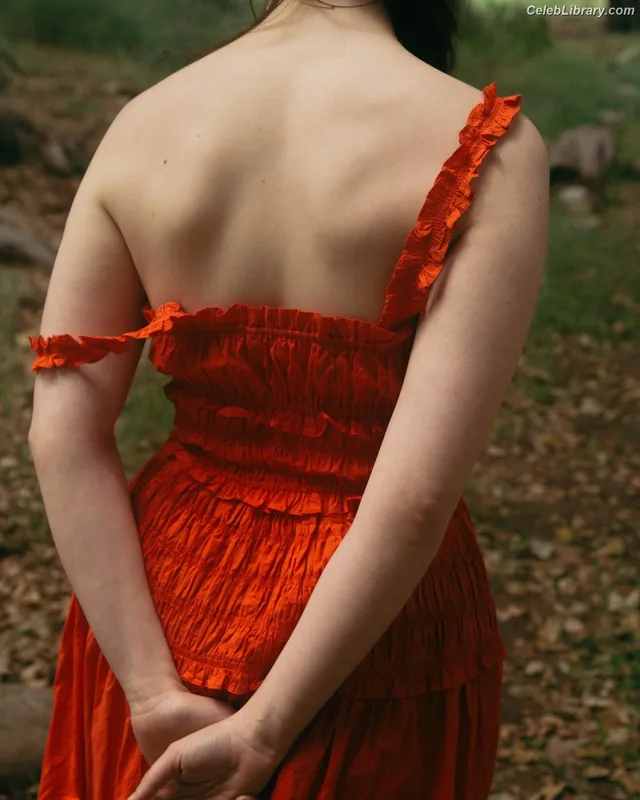 Victoria Pedretti photo 4 of 254