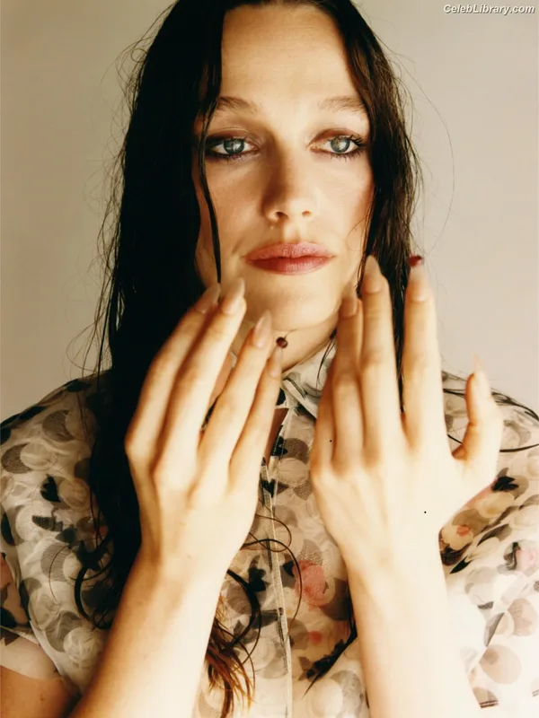 Victoria Pedretti photo 13 of 254