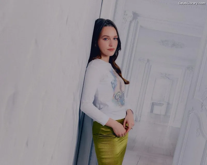 Victoria Pedretti photo 17 of 254