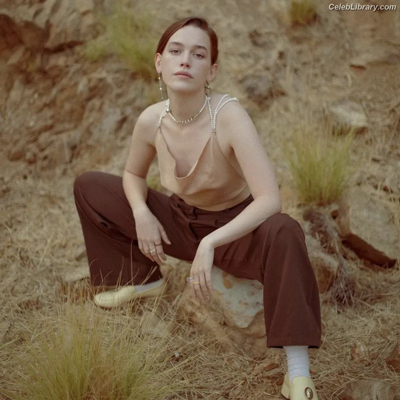Victoria Pedretti photo 11 of 254