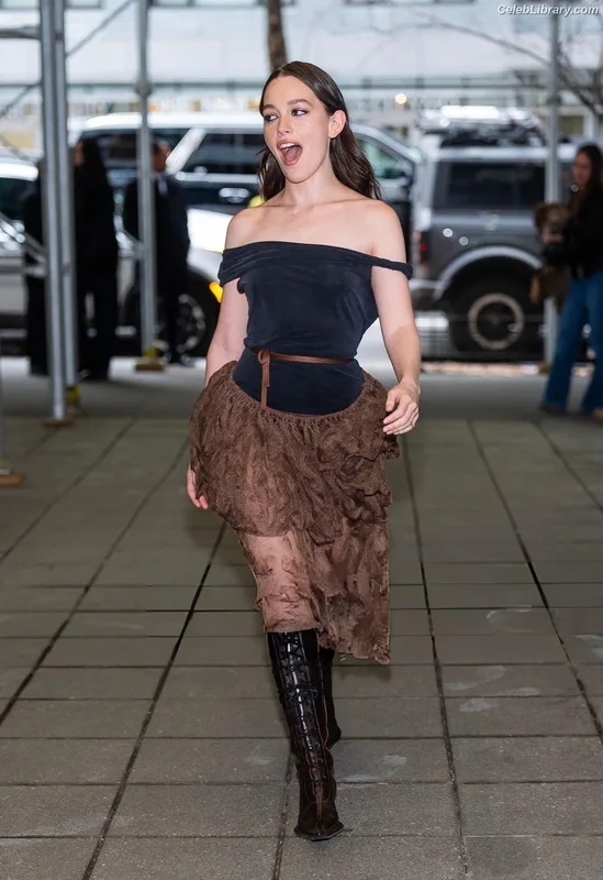 Victoria Pedretti photo 23 of 254