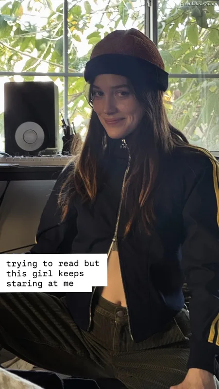 Victoria Pedretti photo 2 of 254