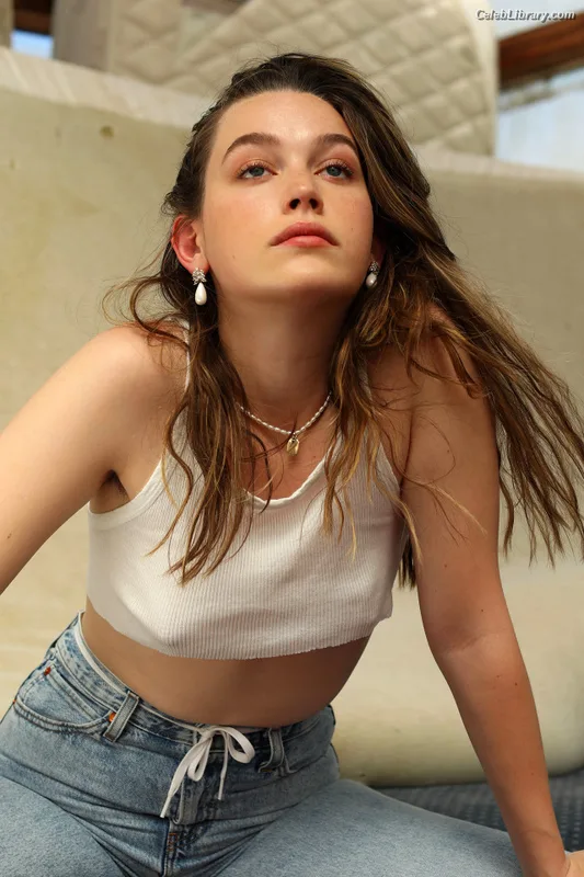 Victoria Pedretti photo 5 of 254