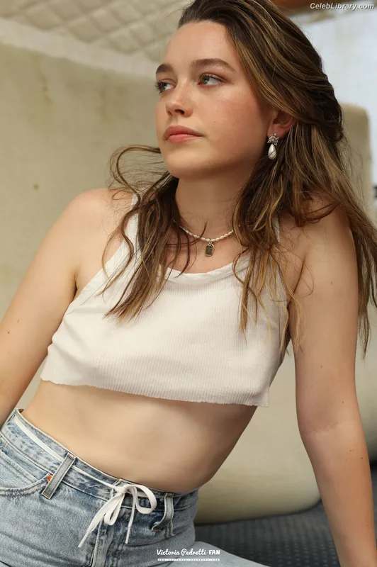 Victoria Pedretti photo 15 of 254