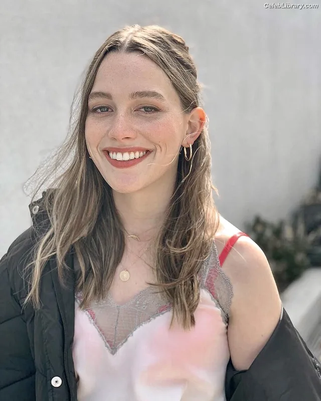 Victoria Pedretti photo 7 of 254