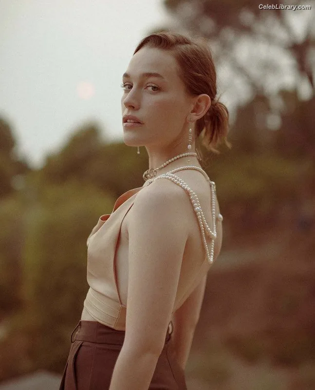 Victoria Pedretti photo 11 of 254