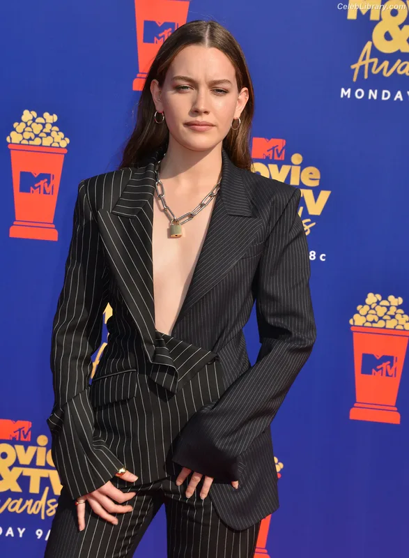 Victoria Pedretti photo 17 of 254