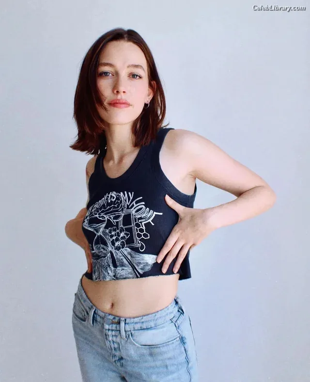 Victoria Pedretti photo 4 of 254