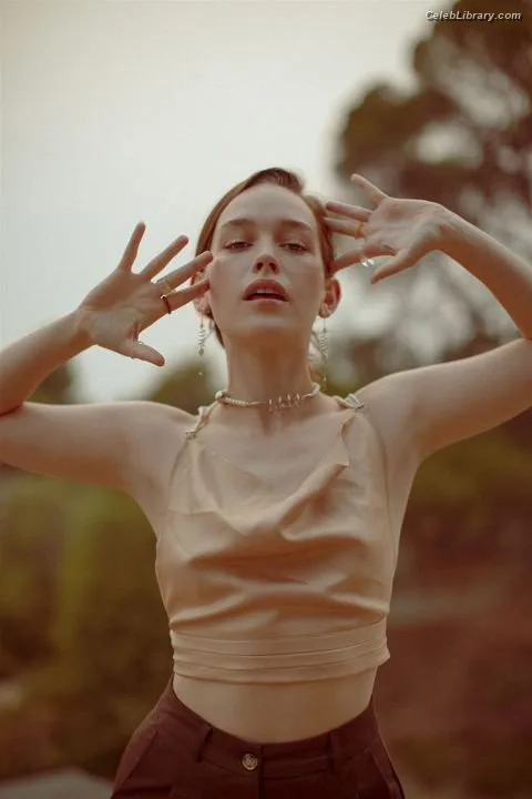 Victoria Pedretti photo 7 of 254