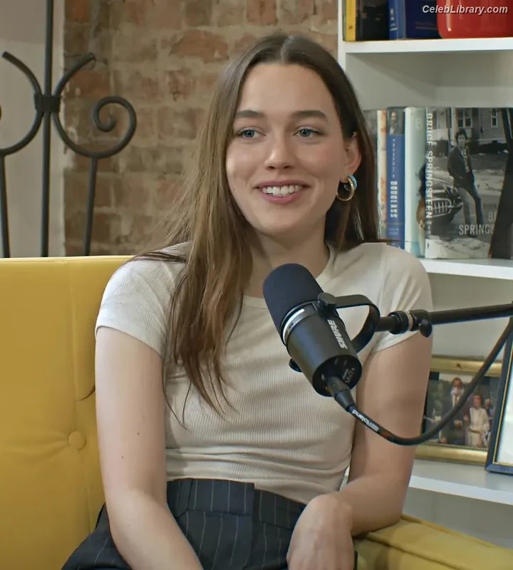 Victoria Pedretti photo 20 of 254