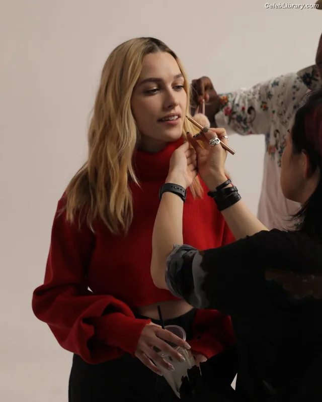 Victoria Pedretti photo 11 of 254