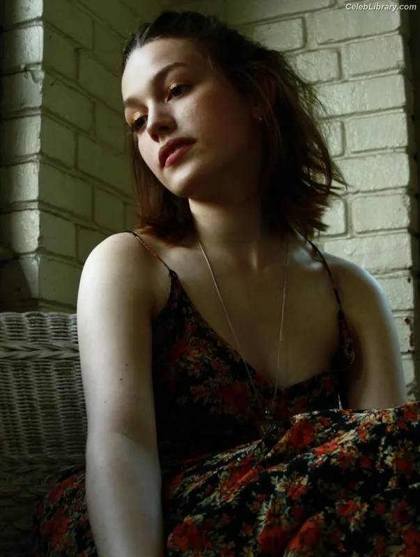 Victoria Pedretti photo 10 of 254
