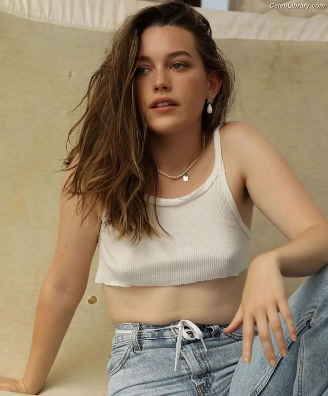 Victoria Pedretti photo 17 of 254