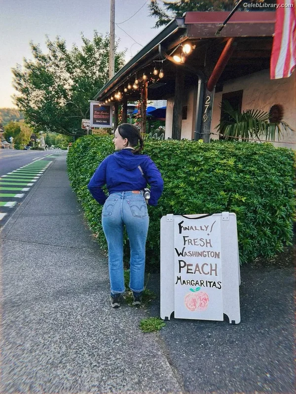 Victoria Pedretti photo 22 of 254