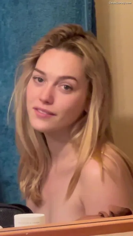 Victoria Pedretti photo 3 of 254