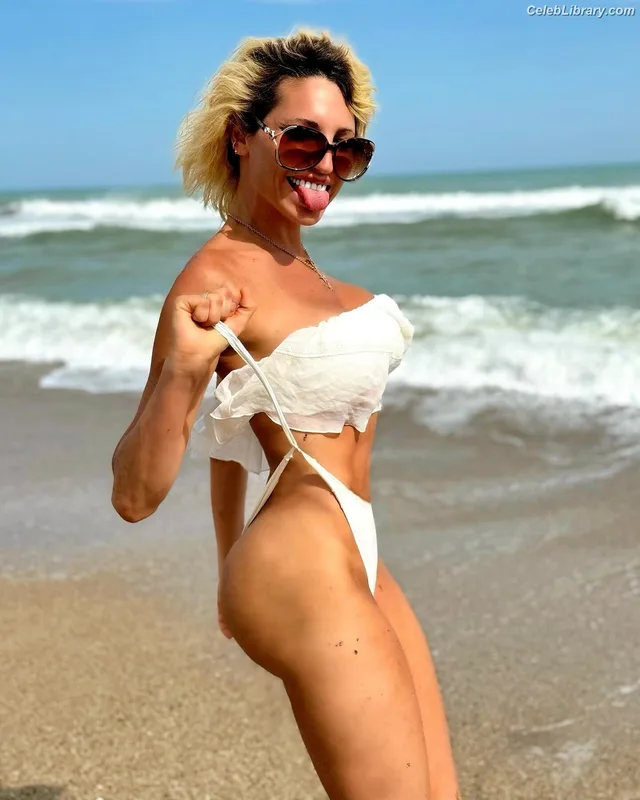 Victoria Xipolitakis photo 9 of 85