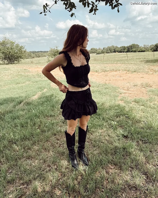 Violet Brinson photo 17 of 123
