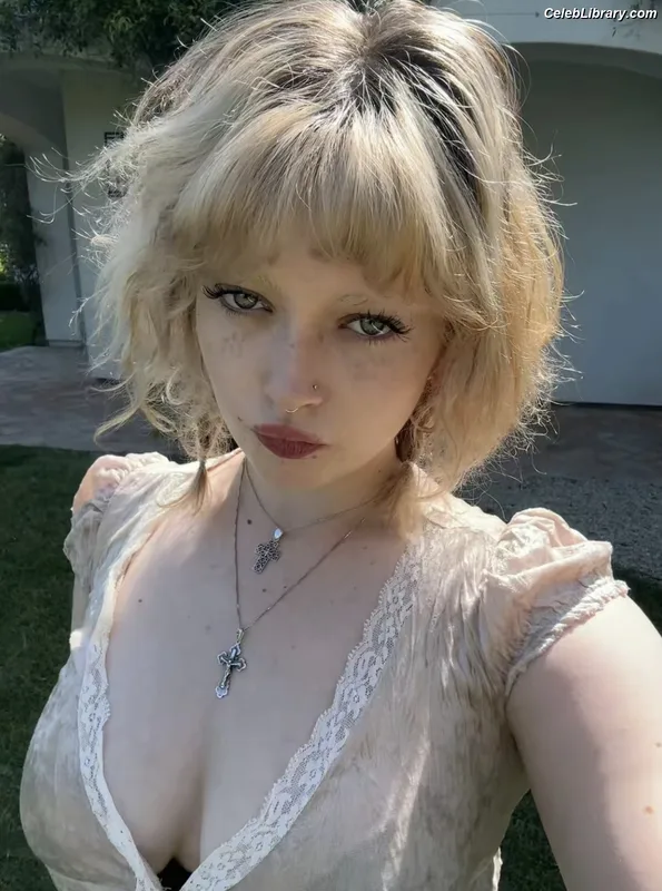 Violet Grohl photo 3 of 130