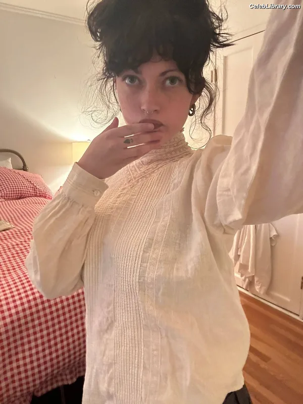 Violet Grohl photo 4 of 130