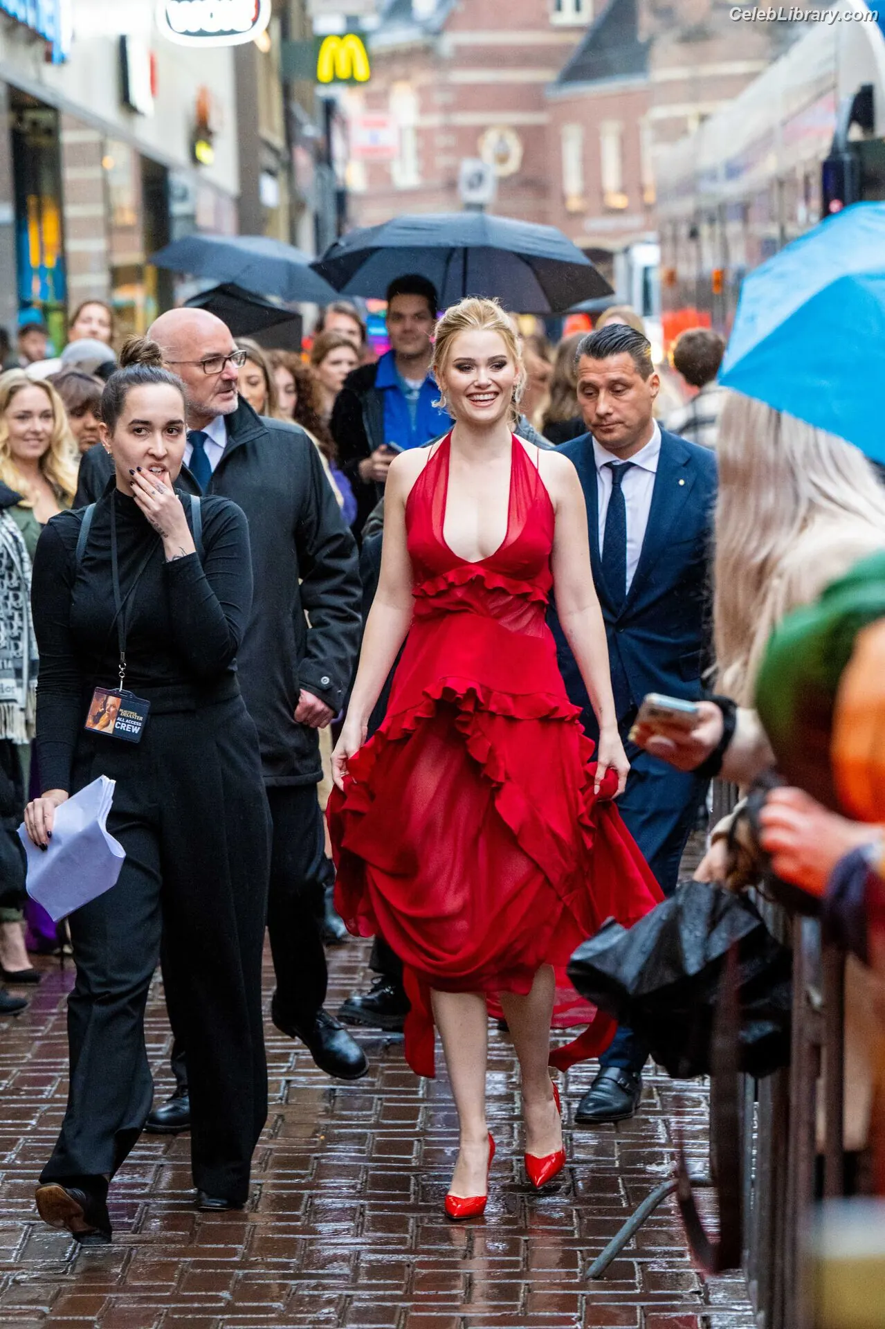 Virginia Gardner photo 8 of 521