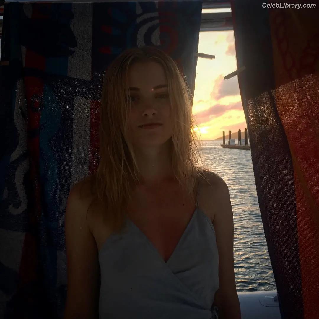 Virginia Gardner photo 5 of 521