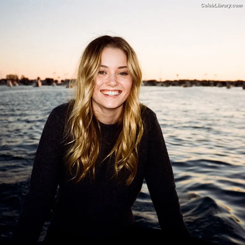 Virginia Gardner photo 15 of 521