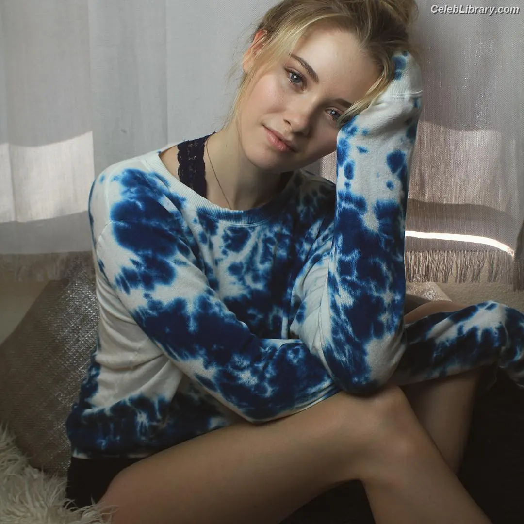 Virginia Gardner photo 22 of 521
