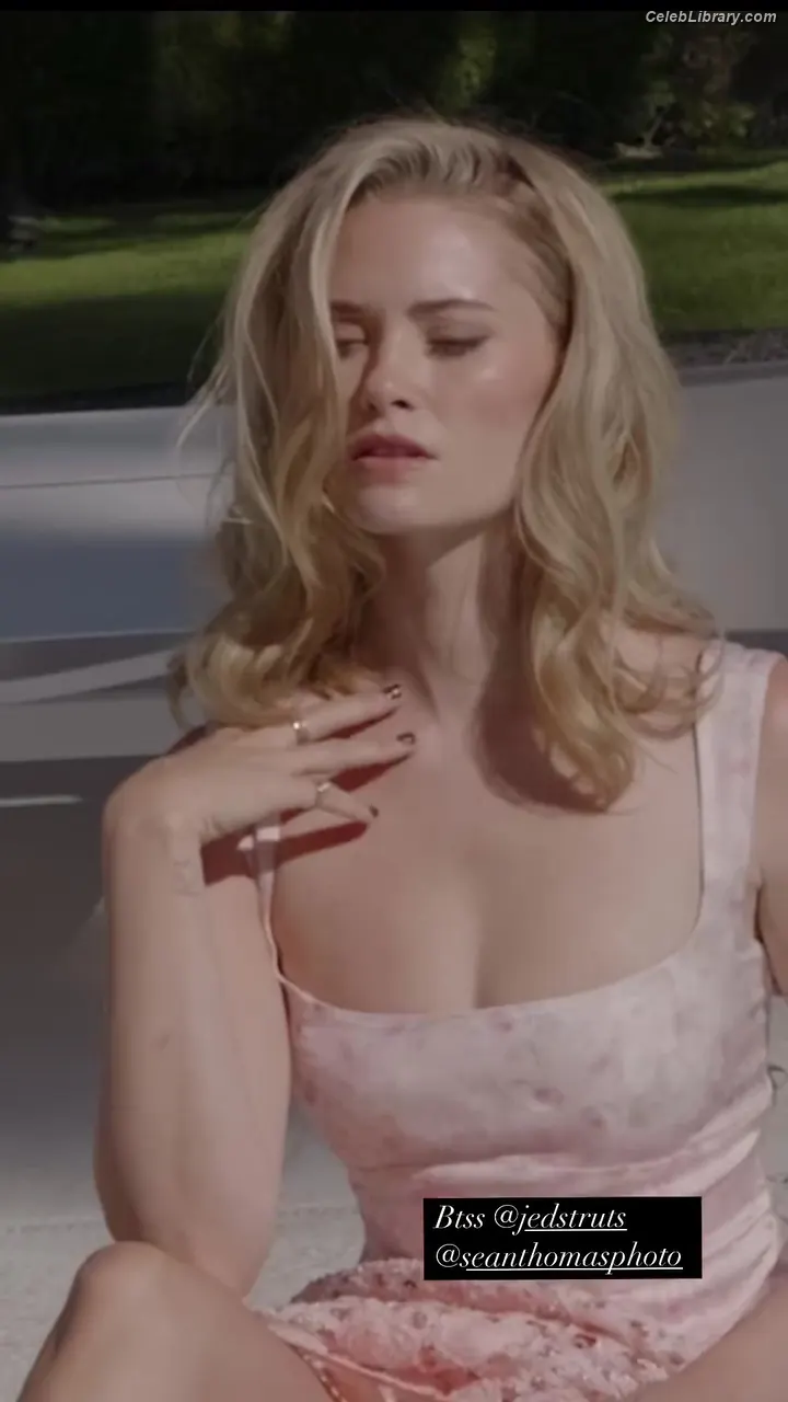 Virginia Gardner photo 13 of 521