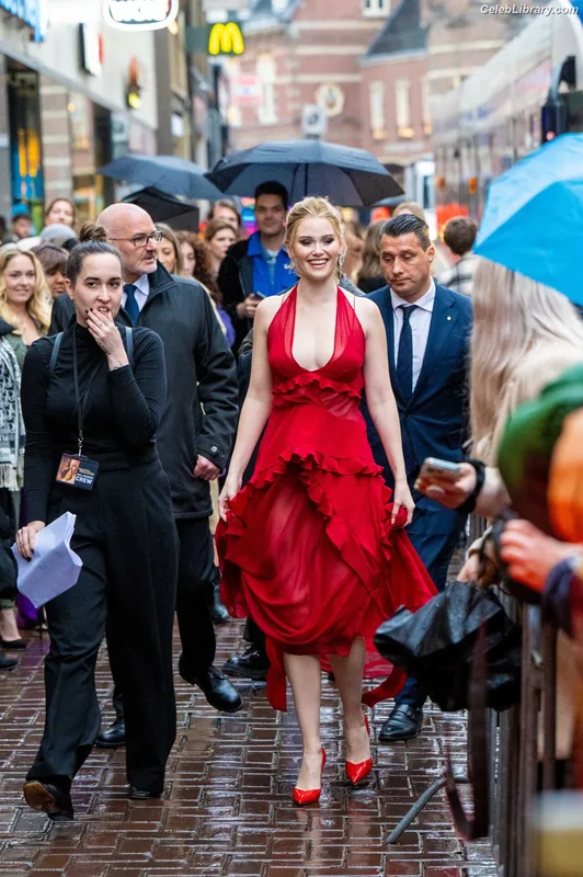 Virginia Gardner photo 8 of 521