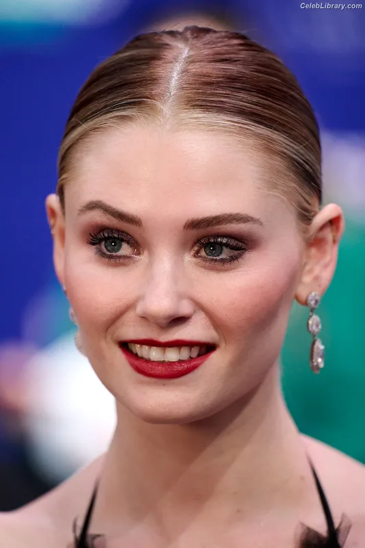 Virginia Gardner photo 4 of 521